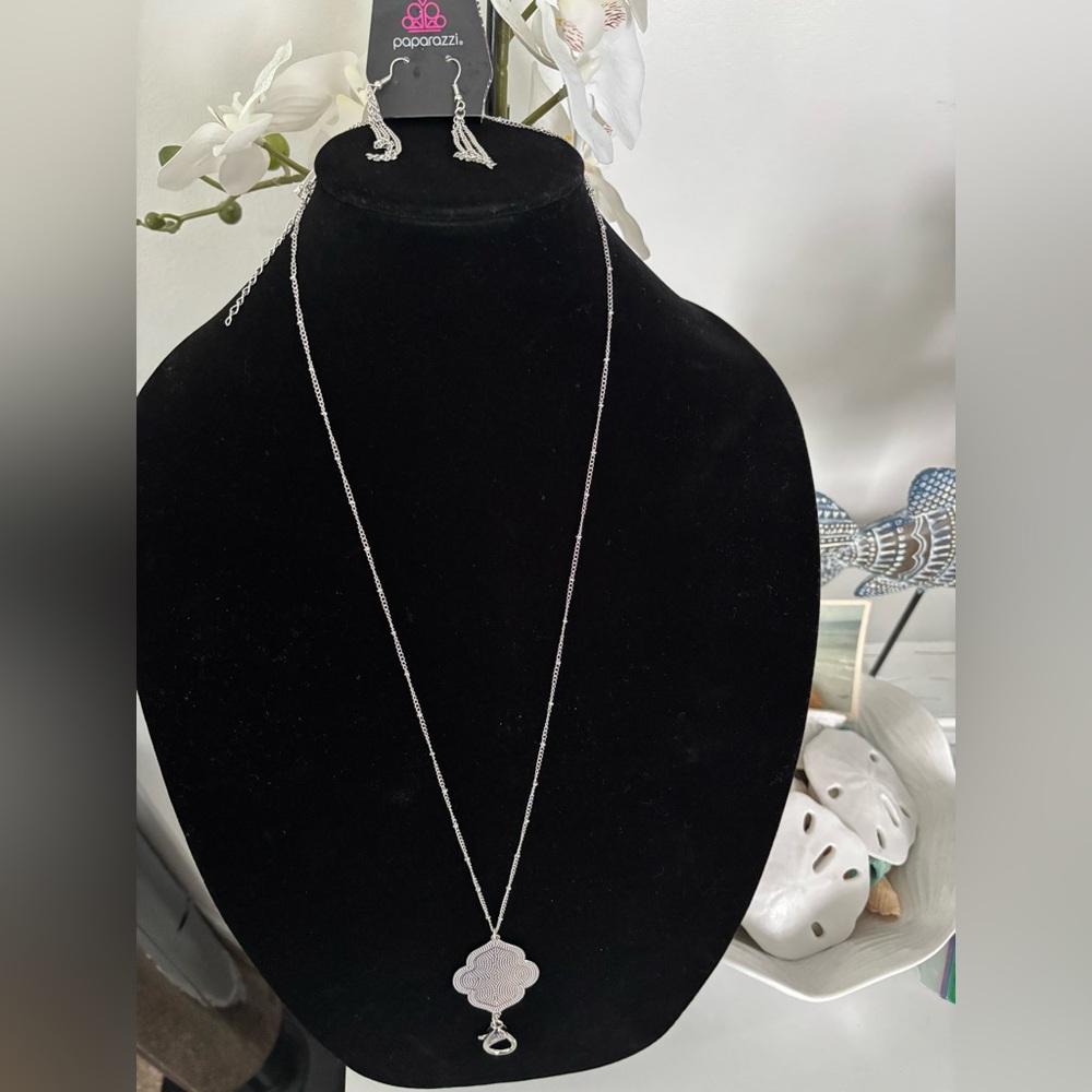🔆NWT 🔆 Paparazzi Silver Pendant Necklace/ID holder